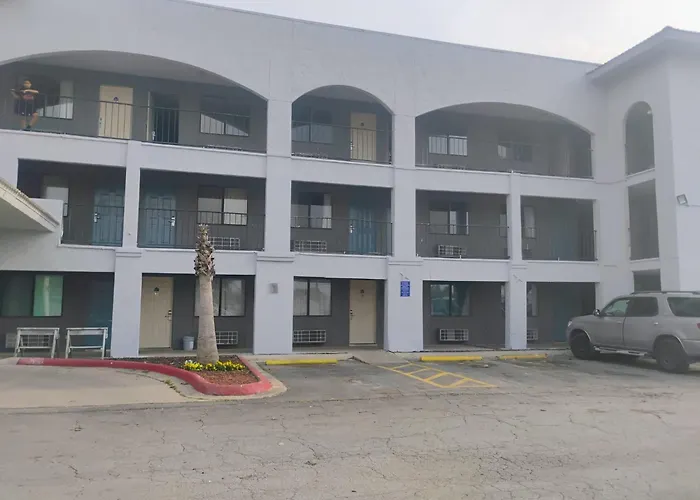 Hallmark Inn And Suites
